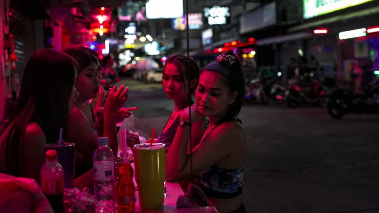 Lokalisasi distrik lampu merah di Pattaya, Thailand, tetap beroperasi selama Pandemi. Para PSK memaksakan diri tetap bekerja demi memenuhi kebutuhan sehari-hari.