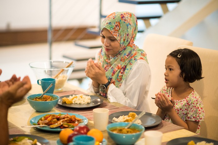 Makan dan Minum Sambil Duduk Makan dan Minum Sambil Duduk