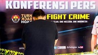 Pelaku kini sudah ditahan dan dijerat dengan pasal 362 KUHP dengan ancaman hukuman maksimal 5 tahun penjara. Dari tangan pelaku, polisi mengamankan barang bukti satu unit mobil warna putih yang dikendarai pelaku, tiga ponsel dan lima potong celana dalam.