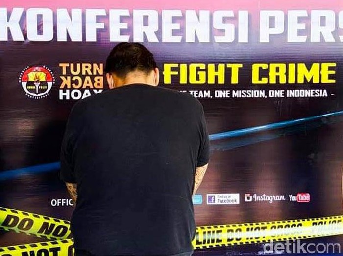 Pelaku pencurian celana dalam di Blora berhasil dibekuk oleh polisi. Upaya penangkapan itu diwarnai dengan aksi kejar-kejaran antara pelaku dengan polisi.