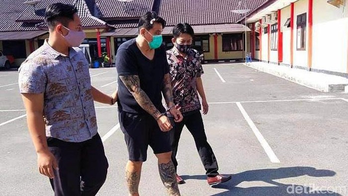 Pelaku pencurian celana dalam di Blora berhasil dibekuk oleh polisi. Upaya penangkapan itu diwarnai dengan aksi kejar-kejaran antara pelaku dengan polisi.