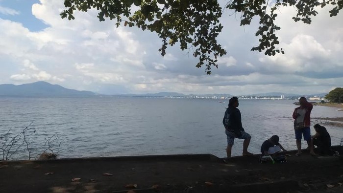Pantai di Manado.