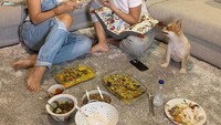 Aktif membuat berbagai konten menarik di YouTube, Melaney akrab makan bareng masakan rumahan dengan Kalina Octaranny di salah satu videonya. Foto: Instagram @melaney_ricardo
