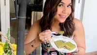 Tak hanya pose-pose kerennya saat berada di pasar. Sehari-harinya presenter berusia 40 tahun itu sering mengunggah momen kulinerannya di Instagramnya. Foto: Instagram @melaney_ricardo