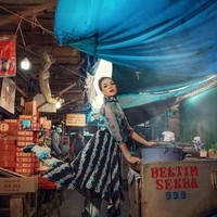 Selain outfit seharga Rp 1 miliar, Melaney juga bergaya dengan rok lipit dan rok bermotif sama. Sebagai sentuhan akhir, anting dan gelang berlian ikut menyempurnakan gayanya. Ngomong-ngomong look yang dipakai Melaney ini, from head to toe Rp 800 juta dan bakalan dipakai di tengah-tengah pasar, ungkap Rio di video behind the scene pemotretan yang tayang di YouTube. Foto: Instagram @melaney_ricardo & @riomotret