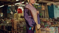 Kalau ini pose keren Melaney saat berdiri di depan kios camilan dan permen yang ada di Pasar Glodok. Foto: Instagram @riomotret