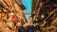  Di tengah pasar yang ramai dan di antara kios-kios pedagang buah, Melaney berhasil menghadirkan kesan mewah dan elegan dalam setiap posenya. Foto: Instagram @riomotret