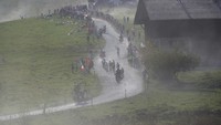 Para pebalap harus menempuh jalan yang mendaki.