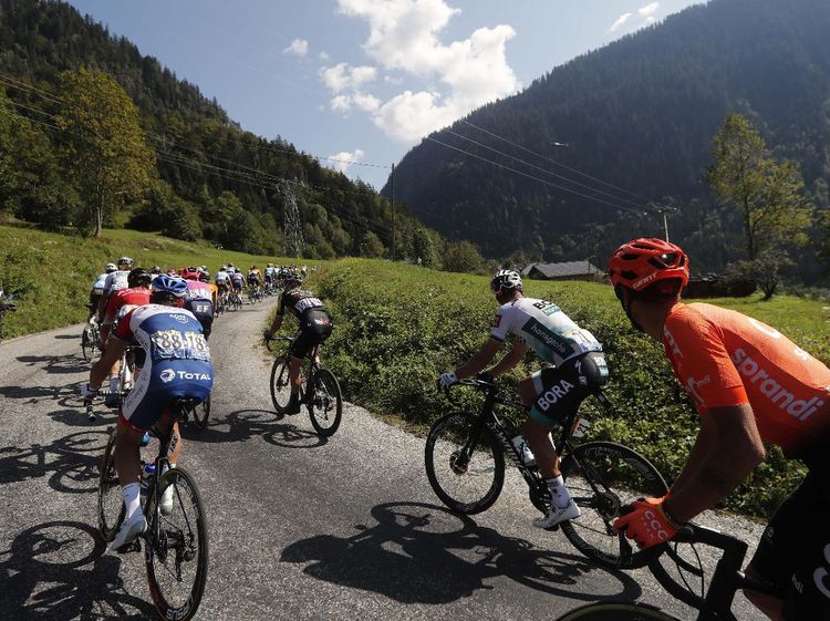 Melihat Pebalap Tour de France Melahap Trek Pegunungan