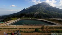 Warga mengunjungi kawasan Embung Manajar di lereng Gunung Merbabu di Selo, Boyolali, Jawa Tengah, Jumat (18/9/2020).
