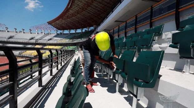 Menpora Zainudin Amali bersama Wakil Ketua PSSI Iwan Budianto didampingi Wali Kota Surabaya Tri Rismaharini mengecek renovasi Stadion Gelora Bung Tomo (GBT), Jumat (18/9/2020). Stadion kebanggaan Kota Pahlawan itu merupakan salah satu venue Piala Dunia U-20 pada 2021 mendatang.