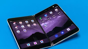 Microsoft Surface Duo terlihat mirip seperti ponsel layar lipat lainnya. Tapi dua layar ini sebenarnya dipisahkan oleh engsel dan bisa dioperasikan secara terpisah. Foto: CNET/Scott Stein