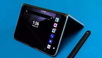 Microsoft berencana merilis Surface Duo mulai 10 September 2020 mendatang di Amerika Serikat. Belum ada informasi apakah ponsel layar lipat ini akan dijual di berbagai negara. Foto: CNET/Scott Stein