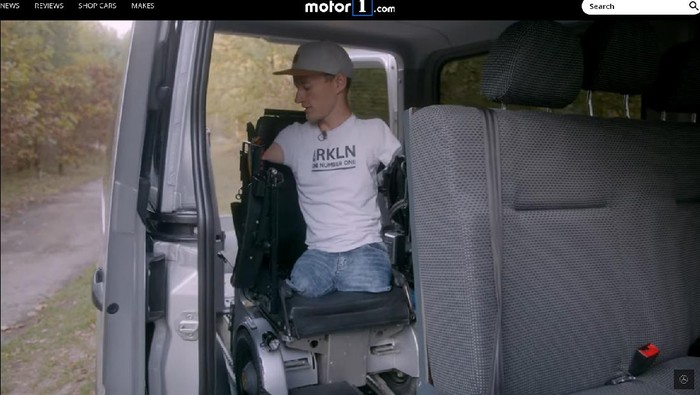 Pria tanpa tangan dan kaki dari lahir bisa mengendarai mobil ini.