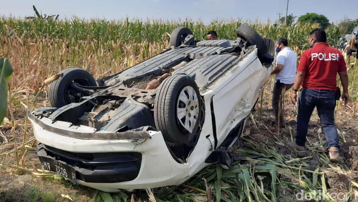 Mobil pelaku pencurian celana dalam di Blora terguling di area persawahan.