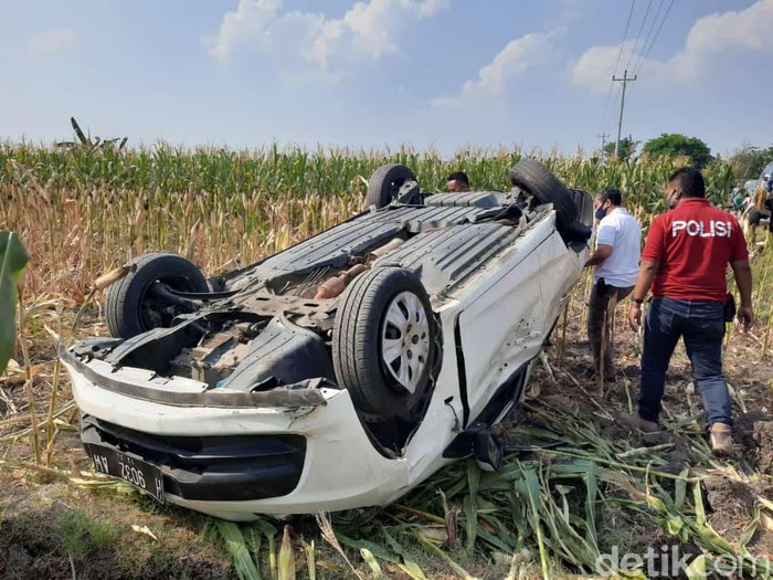 Mobil pelaku pencurian celana dalam di Blora terguling di area persawahan.