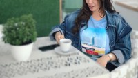 Sepertinya Momo sangat suka teh. Ketika menikmati afternoon tea, ia tak lupa mengabadikannya. Foto: Instagram therealmomogeisha