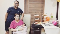 Peristiwa ini pasti tak akan dilupakan Momo dan sang suami. Saat melahirkan anak pertama di Singapura, Momo langsung dihibur ragam cake enak. Foto: Instagram therealmomogeisha