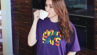 Begini nih pose minum teh ala momo di pagi hari. Glowing banget ya wanita bersuara merdu ini! Foto: Instagram therealmomogeisha