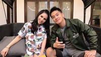 Momo mengaku dikeluarkan dari band yang membesarkan namanya, Geisha. Hal ini ia sampaikan dalam tayangan YouTube Boy William. Aku tuh nggak dikasih tahu kalau mereka tiba-tiba sudah punya penggantinya. Beneran aku tuh bingung banget, katanya. Foto: Instagram therealmomogeisha
