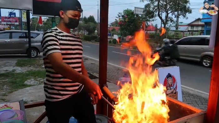 Mantan Chef di Brunei Darussalam Jualan Nasi Goreng Kaki Lima