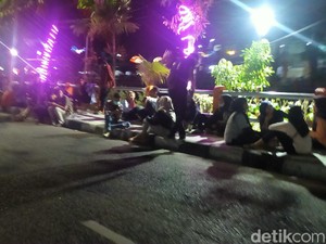3.879 Kawula Muda Surabaya Kena COVID-19, Namun Tongkrongan Masih Ramai