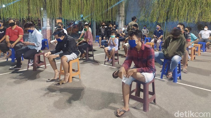 Status Sidoarjo yang tadinya zona merah COVID-19 kini menjadi zona oranye. Meskipun begitu, penegakan protokol kesehatan tetap dilakukan.