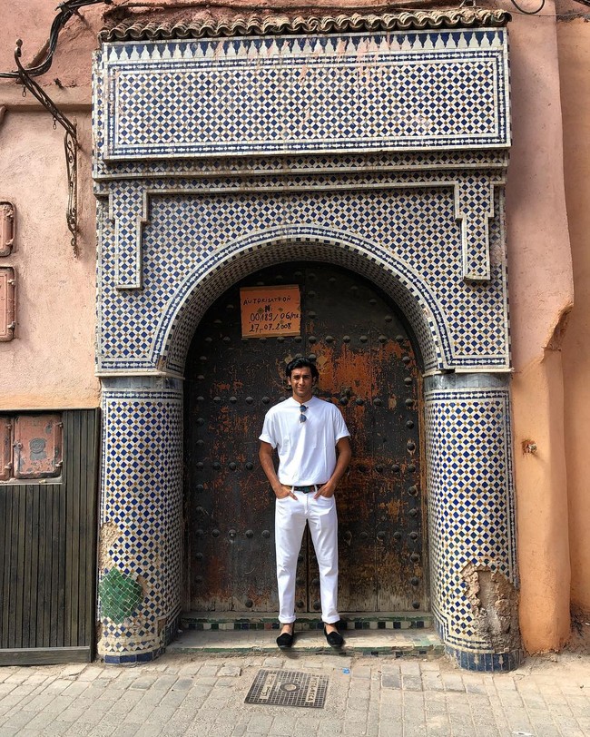 Tak hanya dinikmati, raja millennial ini juga menggunakan kekayaan dan popularitas untuk menjadi duta pendidikan anak-anak perempuan. Melanjutkan kerja ibunya, Padmanabh belajar banyak mengenai isu-isu seputar wanita dan terlibat dalam badan amal sang ibu. Foto: Instagram @pachojaipur