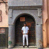 Tak hanya dinikmati, raja millennial ini juga menggunakan kekayaan dan popularitas untuk menjadi duta pendidikan anak-anak perempuan. Melanjutkan kerja ibunya, Padmanabh belajar banyak mengenai isu-isu seputar wanita dan terlibat dalam badan amal sang ibu. Foto: Instagram @pachojaipur