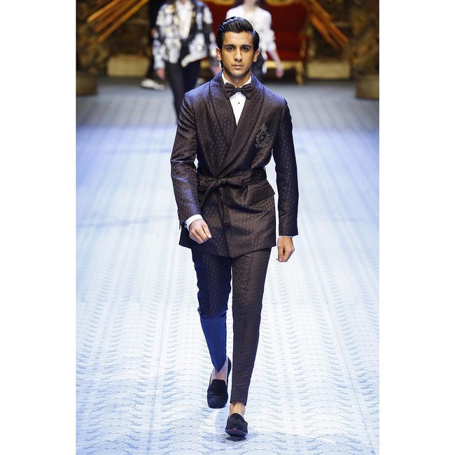Belakangan Padmanabh Singh dikenal sebagai ikon fashion. Ia sering kali didaulat menjadi model baik pemotretan maupun runway untuk brand-brand kenamaan dunia. Pria 22 tahun tersebut pernah berjalan untuk Giorgio Armani hingga Dolce & Gabbana dan pernah dipotret oleh fotografer kenamaan Mario Testino. Foto: Instagram @pachojaipur