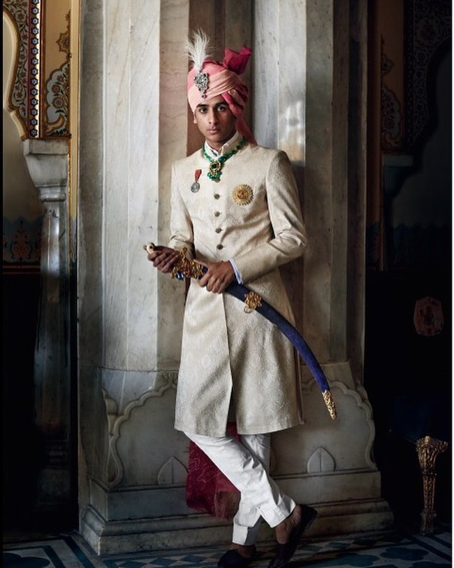 Pemilik gelar Maharaja Sawai Padmanabh Singh dari Jaipur tersebut merupakan keturunan ke-303 dari kerajaan Jaipur. Jaipur merupakan sebuah kota di Rajasthan yang terkenal akan arsitektur menawannya. Padmanabh sendiri sudah menjadi raja sejak 2011 setelah kematian kakeknya. Foto: Instagram @pachojaipur