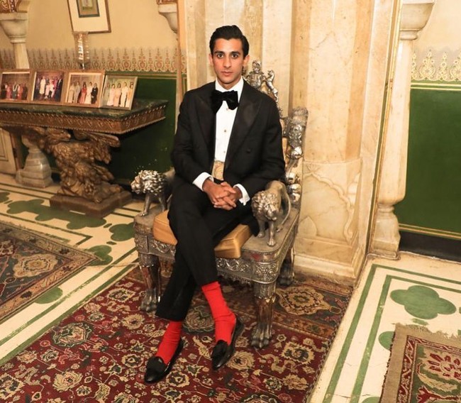 Untuk gaya busananya di keseharian, Padmanabh Singh lebih menyukai tampilan simpel yang terkesan elegan. Tak jarang ia menambah sentuhan unik yang tetap elegan seperti mengenakan kaus kaki merah mencolok saat memakai setelan jas formal. Foto: Instagram @pachojaipur