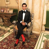 Untuk gaya busananya di keseharian, Padmanabh Singh lebih menyukai tampilan simpel yang terkesan elegan. Tak jarang ia menambah sentuhan unik yang tetap elegan seperti mengenakan kaus kaki merah mencolok saat memakai setelan jas formal. Foto: Instagram @pachojaipur