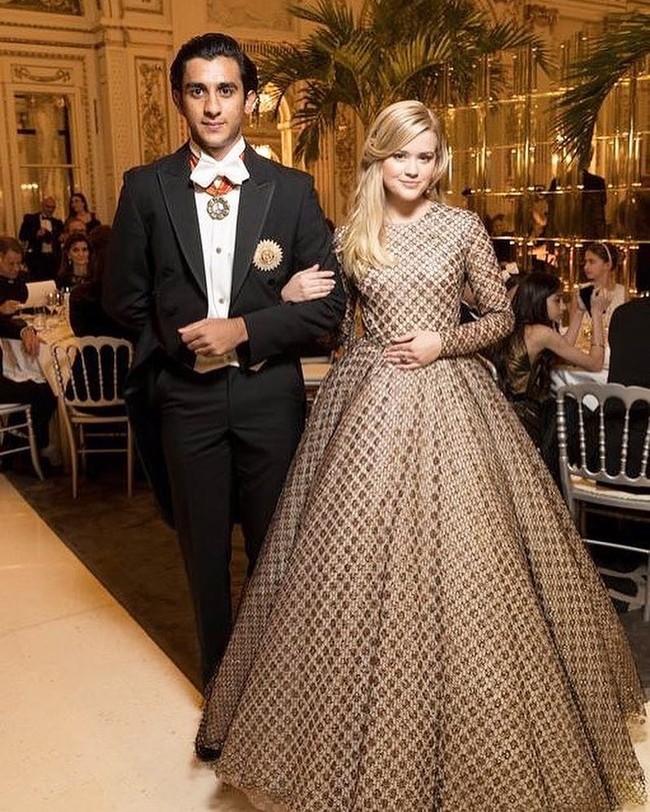 Begini gaya raja millennial ini ketika mendampingi Ava Phillippe, anak dari Reese Witherspoon dan Ryan Phillipe di acara amal Bal des Debutantes di Paris, Prancis. Foto: Instagram @pachojaipur