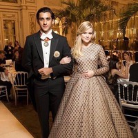 Begini gaya raja millennial ini ketika mendampingi Ava Phillippe, anak dari Reese Witherspoon dan Ryan Phillipe di acara amal Bal des Debutantes di Paris, Prancis. Foto: Instagram @pachojaipur