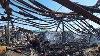 Bangunan yang dari kayu telah menjadi abu, bahkan bangunan yang konstruksinya dari besi pun nampak melengkung.