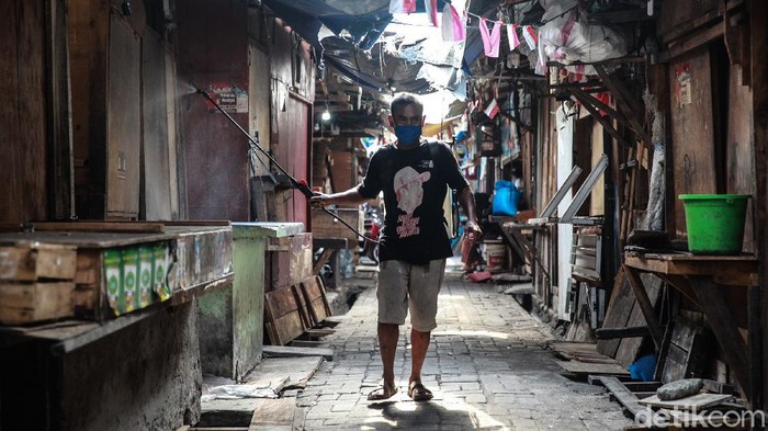 Pasar Kalimati DIsemprot Disinfektan Warga RT 4/7 menyemprotkan cairan disinfektan ke dalam Pasar Kalimati atau yang dikenal sebagai Pasar Karet Tengsin, Bendungan Hilir, Jakarta Pusat, Jumat (18/9/2020). Penyemprotan atas inisiatif warga yang bersebelahan dengan pasar tersebut sudah dilakukan sejak sebelum pasar ditutup Pemprov DKI pada Kamis lalu (17/9/2020).
