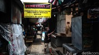 Sebelumnya Pemprov DKI juga telah melakukan penyemprotan disinfektan di pasar tersebut.