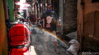 Pasar tersebut ditutup sementara karena 13 pedagang pasar positif virus Corona.