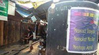 Penyemprotan disinfektan ini adalah inisiatif warga sekitar.