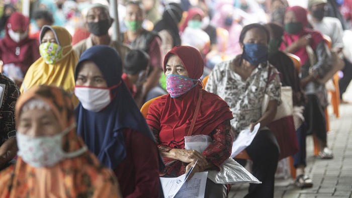 Warga antre untuk mengambil Bantuan Sosial Tunai (BST) tahap enam di Kantor Pos Besar Merdeka Palembang, Sumatera Selatan, Kamis. (17/9/2020). Kantor Pos Besar Merdeka Palembang menyalurkan BST tahap enam senilai Rp300 ribu yang diberikan kepada 13.232 orang Keluarga Penerima Manfaat untuk membantu meringankan beban ekonomi masyarakat saat pandemi COVID-19 dengan menerapkan protokol kesehatan yang ketat. ANTARA FOTO/Nova Wahyudi/aww.