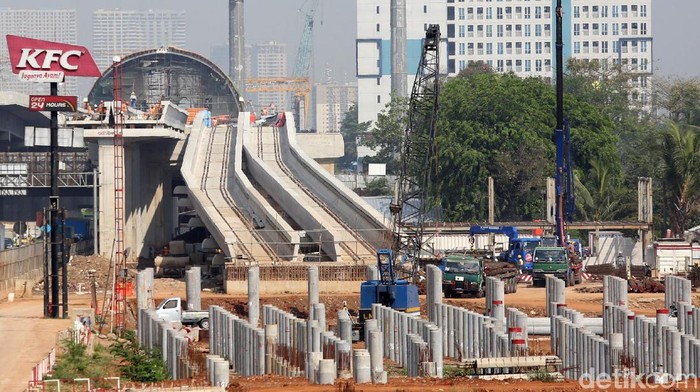 Pembangunan Depo LRT di Jatimulya Sejumlah pekerja menyelesaikan pembangunan depo Light Rail Transit (LRT) Jabotabek di Jatimulya, Bekasi, Jawa Barat, Rabu (15/1/2020). Depo seluas 12,22 hektar tersebut menjadi tempat parkir rangkaian kereta LRT rute jaringan operasional Bekasi-Cawang, Cibubur-Cawang, dan Cawang-Dukuh Atas yang ditargetkan dapat beroperasi pada tahun 2022.