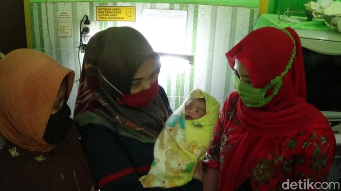 Ada bayi di Sumenep yang ditemukan pencari rumput dalam kardus. Saat ini polisi masih menyelidiki kasus penemuan bayi tersebut.