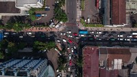 Foto udara suasana penutupan jalan Asia Afrika, Bandung, Jawa Barat, Jumat (18/9/2020).