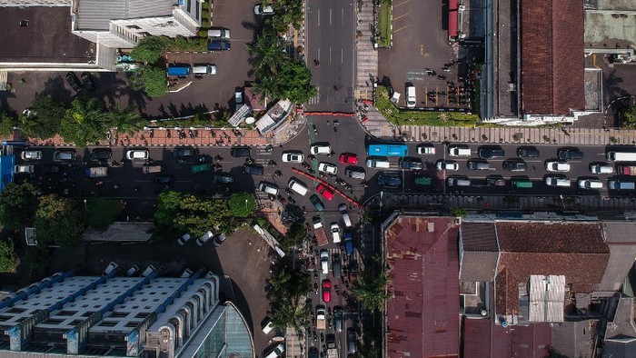 Foto udara suasana penutupan jalan Asia Afrika, Bandung, Jawa Barat, Jumat (18/9/2020). Pemerintah Kota Bandung menutup sejumlah jalan protokol di jam-jam tertentu guna meminimalisir kerumunan pada era adaptasi kebiasaan baru yang diperketat. ANTARA FOTO/Raisan Al Farisi/pras.
