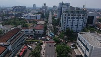 Pemerintah Kota Bandung menutup sejumlah jalan protokol di jam-jam tertentu guna meminimalisir kerumunan pada era adaptasi kebiasaan baru yang diperketat.