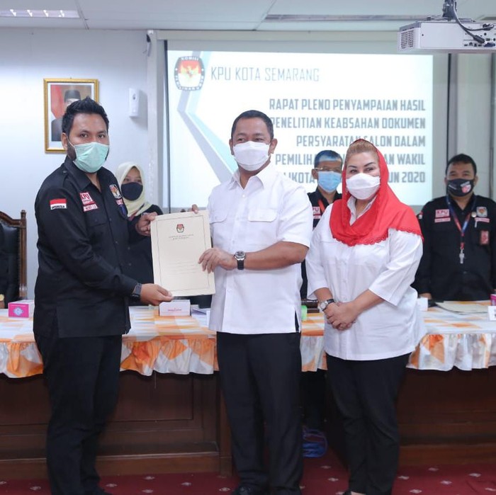 Penyerahan hasil verifikasi berkas pendaftaran di KPU Kota Semarang