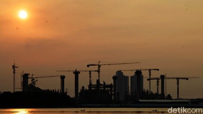 Pesona Matahari Terbenam di Utara Jakarta Saat PSBB Ketat