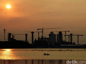 Pesona Matahari Terbenam di Utara Jakarta Saat PSBB Ketat