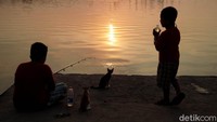 Waduk Cincin juga kerap didatangi warga yang hendak memancing. Tak hanya orang dewasa, sejumlah anak pun tampak asyik mencari ikan di waduk tersebut.